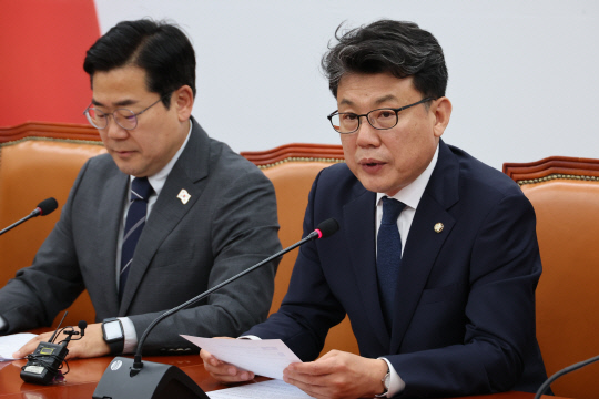 진성준 더불어민주당 정책위의장이 10일 서울 여의도 국회에서 열린 원내대책회의에서 발언하고 있다. 연합뉴스